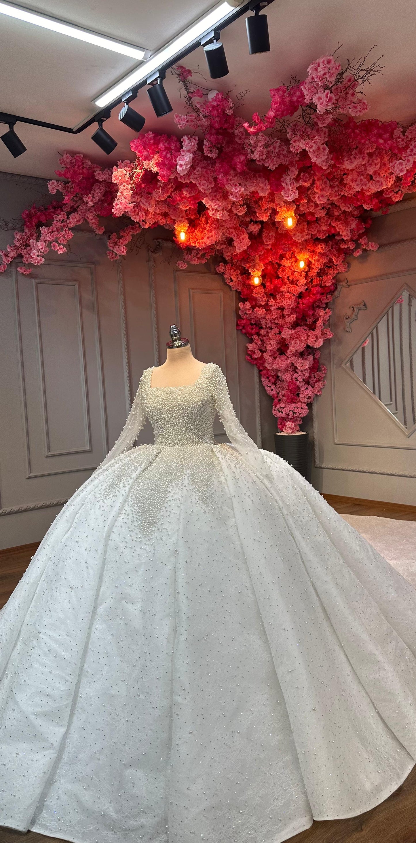 Magnifique Robe de Mariée Princesse Luxury Perles avec Manches Longues et Longue Traîne