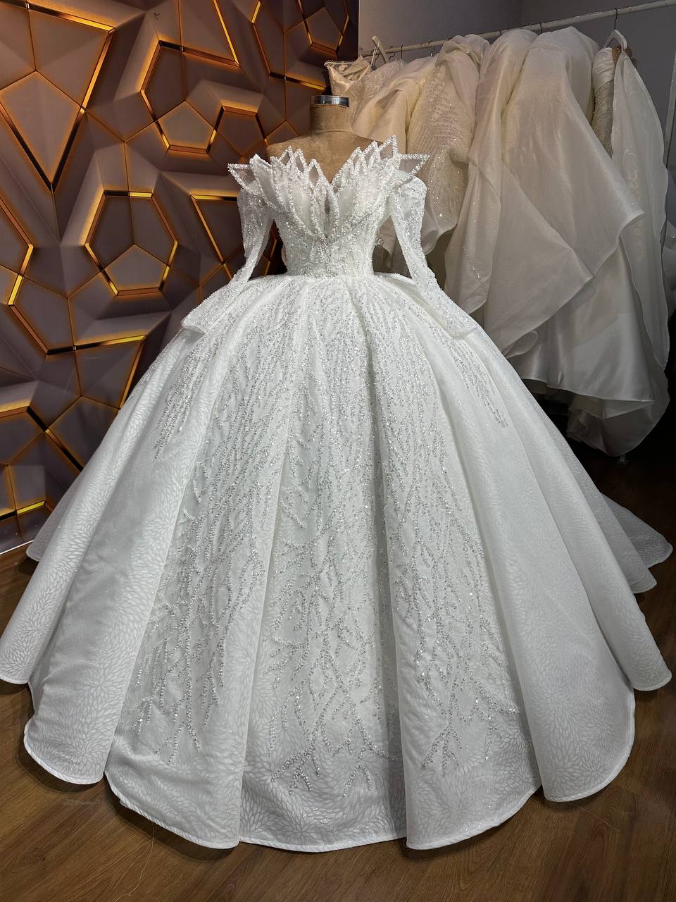 Robe de Mariée Princesse Luxury, Col à Fleurs, Manches Longues avec Traîne