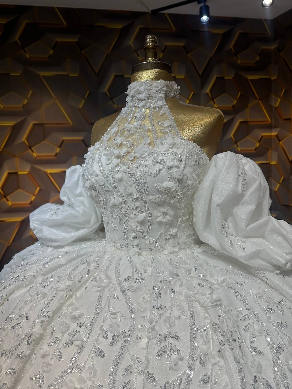 Robe de Mariée Princesse Luxury Fleurs, Manches Longues, Col Bijoux avec Traîne