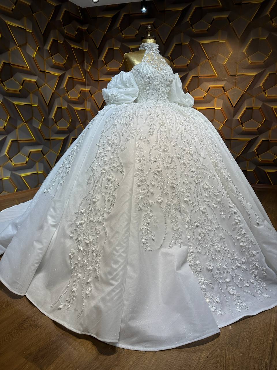 Robe de Mariée Princesse Luxury Fleurs, Manches Longues, Col Bijoux avec Traîne