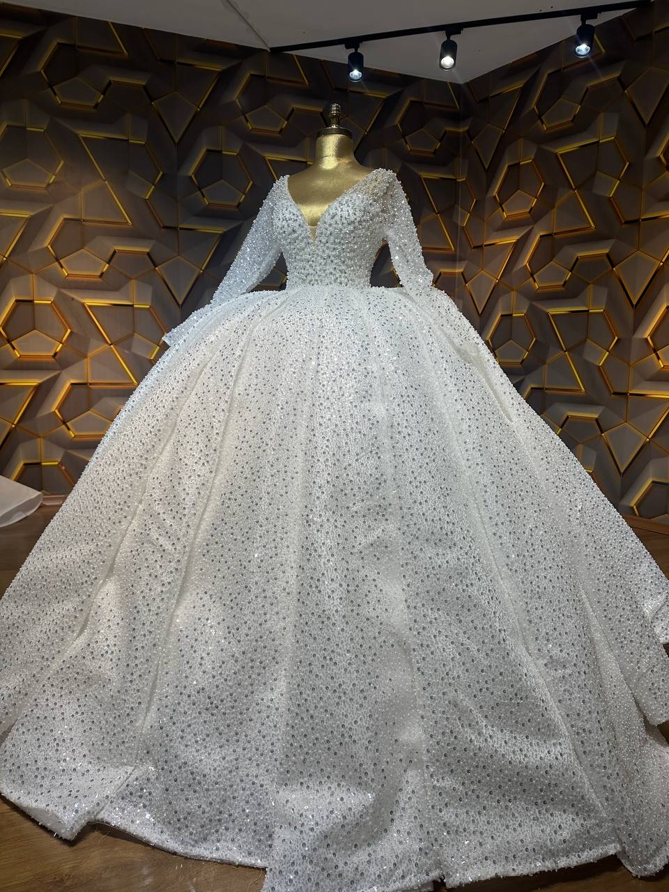 Robe de Mariée Princesse Luxury Perles Paillettes, Manches Longues, Col V avec Traîne