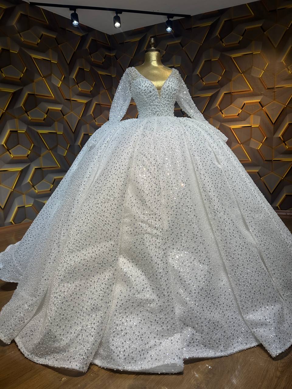 Robe de Mariée Princesse Luxury Perles Paillettes, Manches Longues, Col V avec Traîne