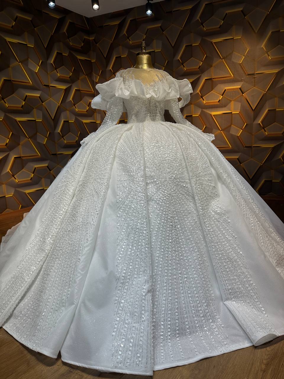 Robe de Mariée Princesse Luxury, Manches Longues, Col Coeur avec Traîne