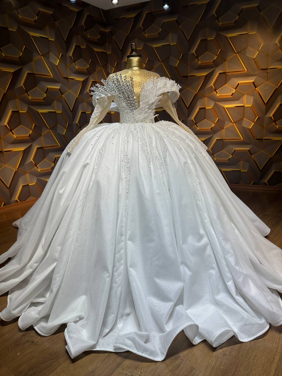 Robe de Mariée Princesse Luxury Strass, Manches Longues, Col Fleur en Strass avec Traîne