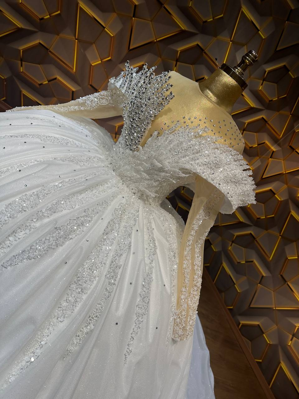 Robe de Mariée Princesse Luxury Strass, Manches Longues, Col Fleur en Strass avec Traîne