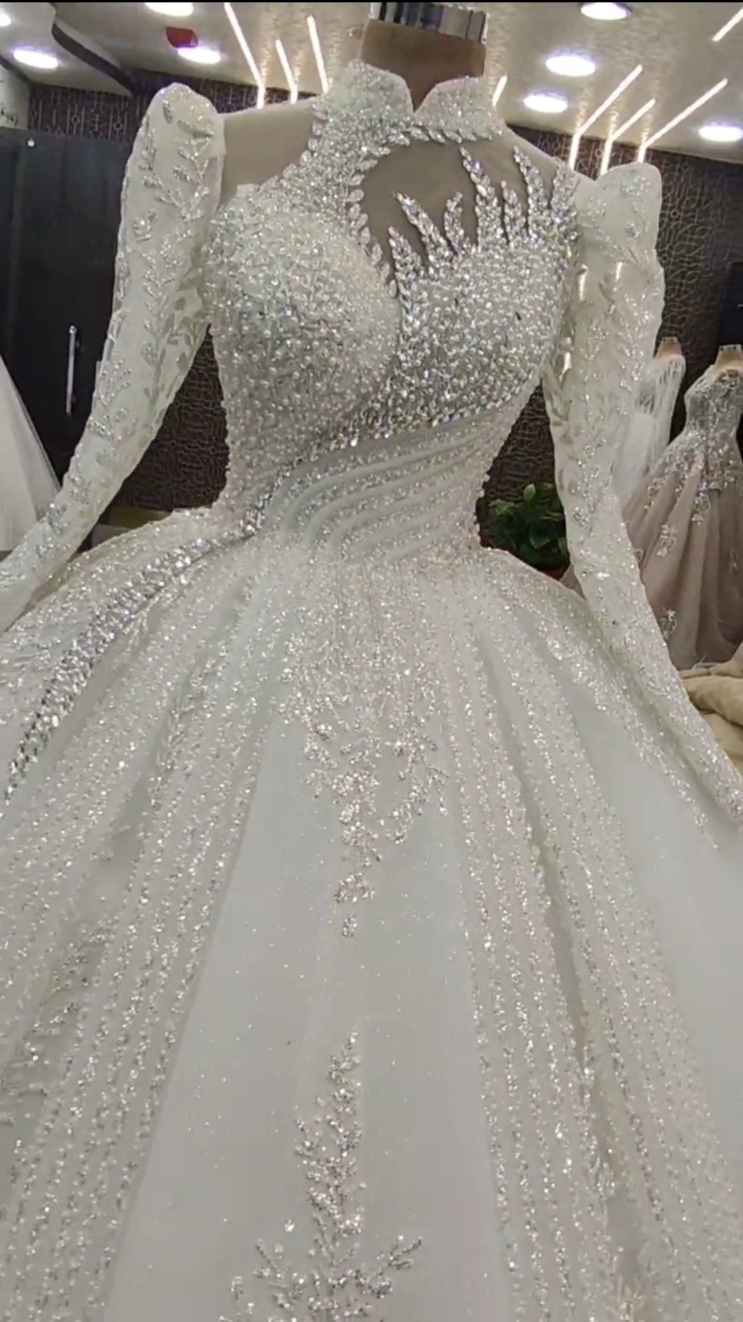 Robe de Mariée Princesse Luxury, Col Bijou Strass, Manches Longues, Strass, Perles avec Traîne