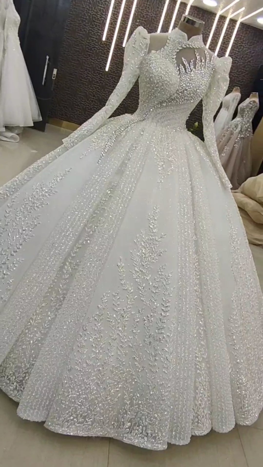 Robe de Mariée Princesse Luxury, Col Bijou Strass, Manches Longues, Strass, Perles avec Traîne