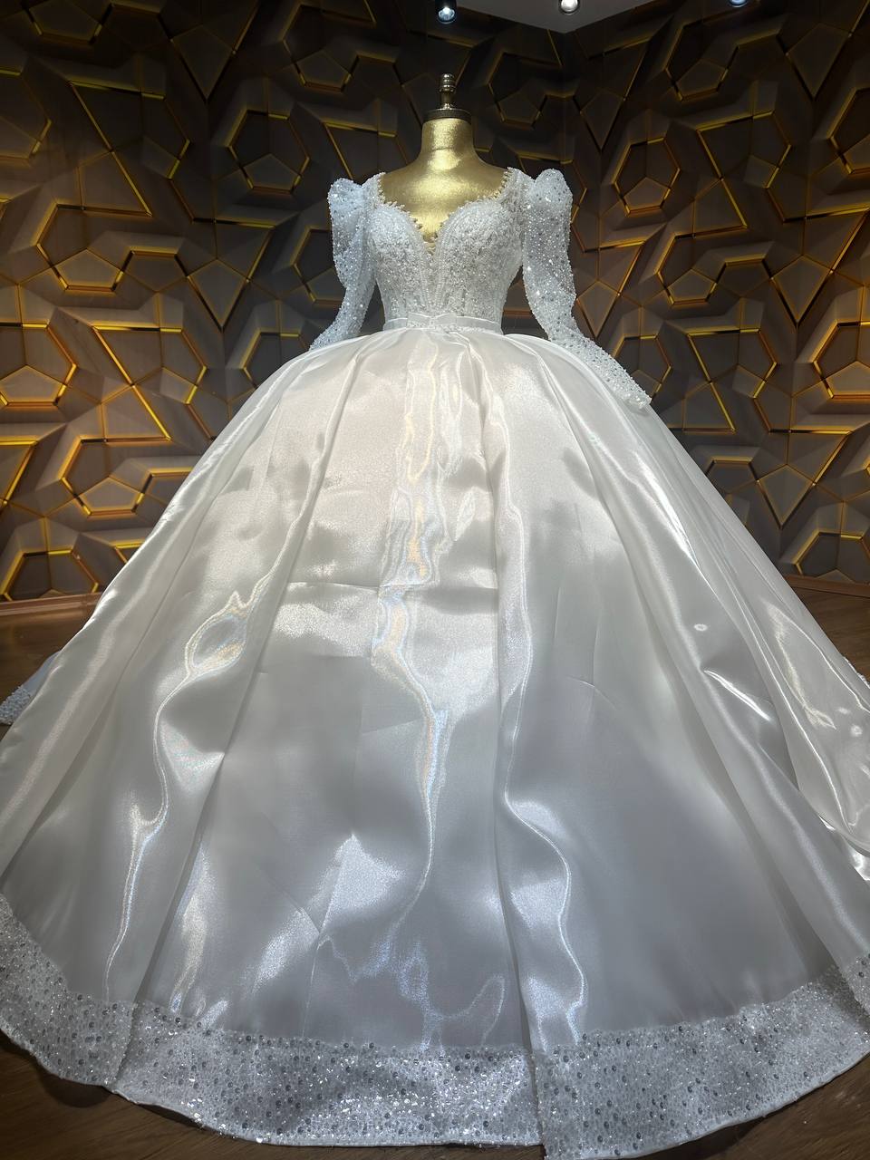Robe de Mariée Princesse Luxury, Manches Longues, Col V avec Traîne