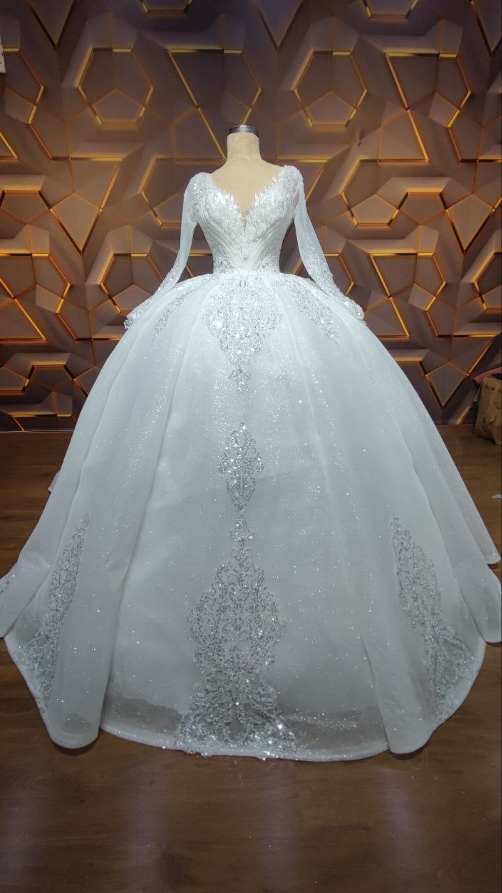 Robe de Mariée Princesse Luxury en Tulle, Col V, Manches Longues avec Traîne